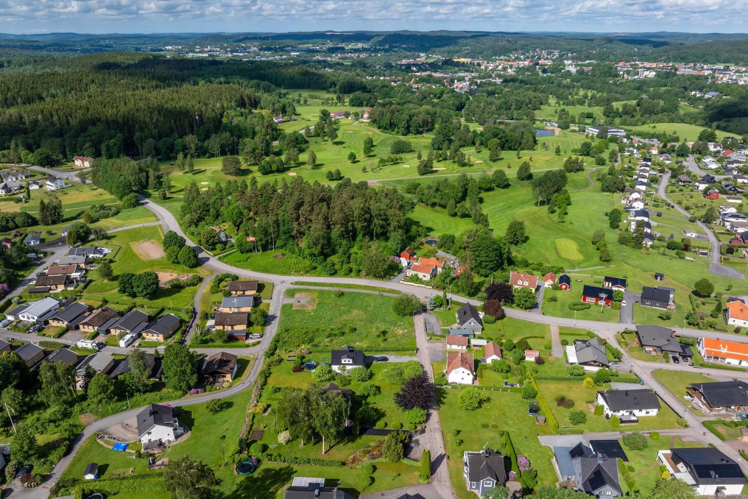 Flygbild över bostadsområdet vid tomten