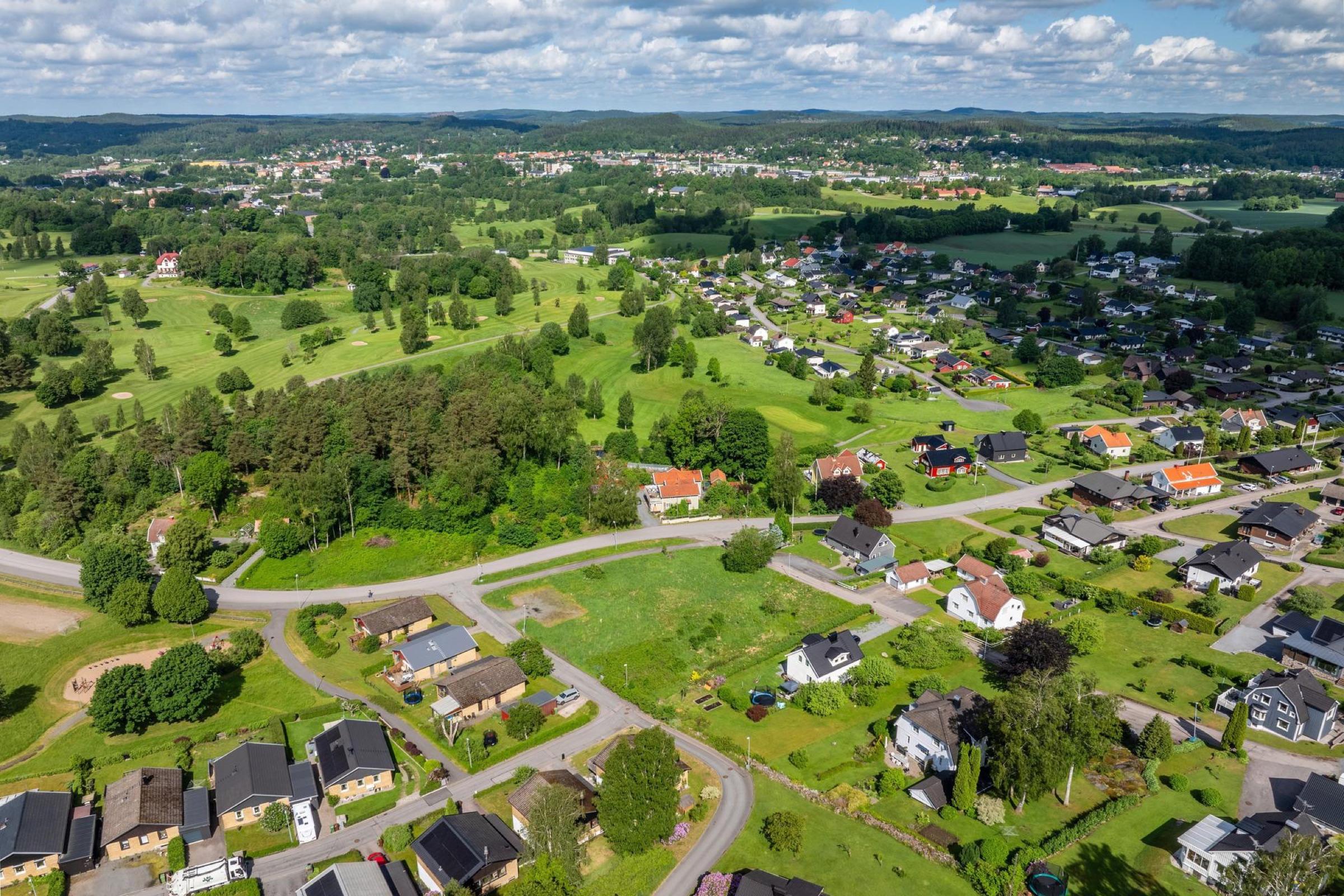 Kinna uppifrån med skog i bakgrunden