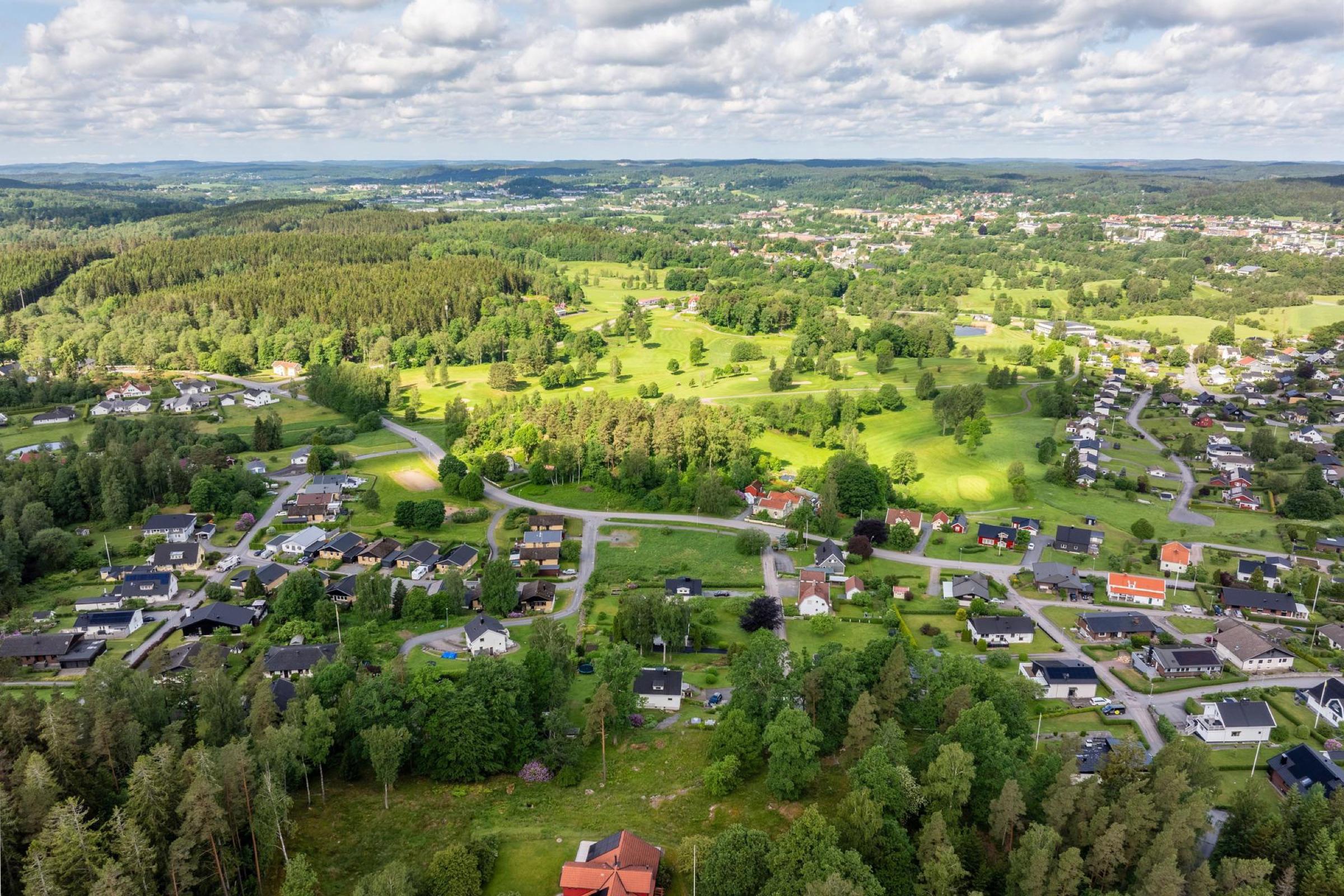 Vidsträckt flygbild över trakten kring Kinna