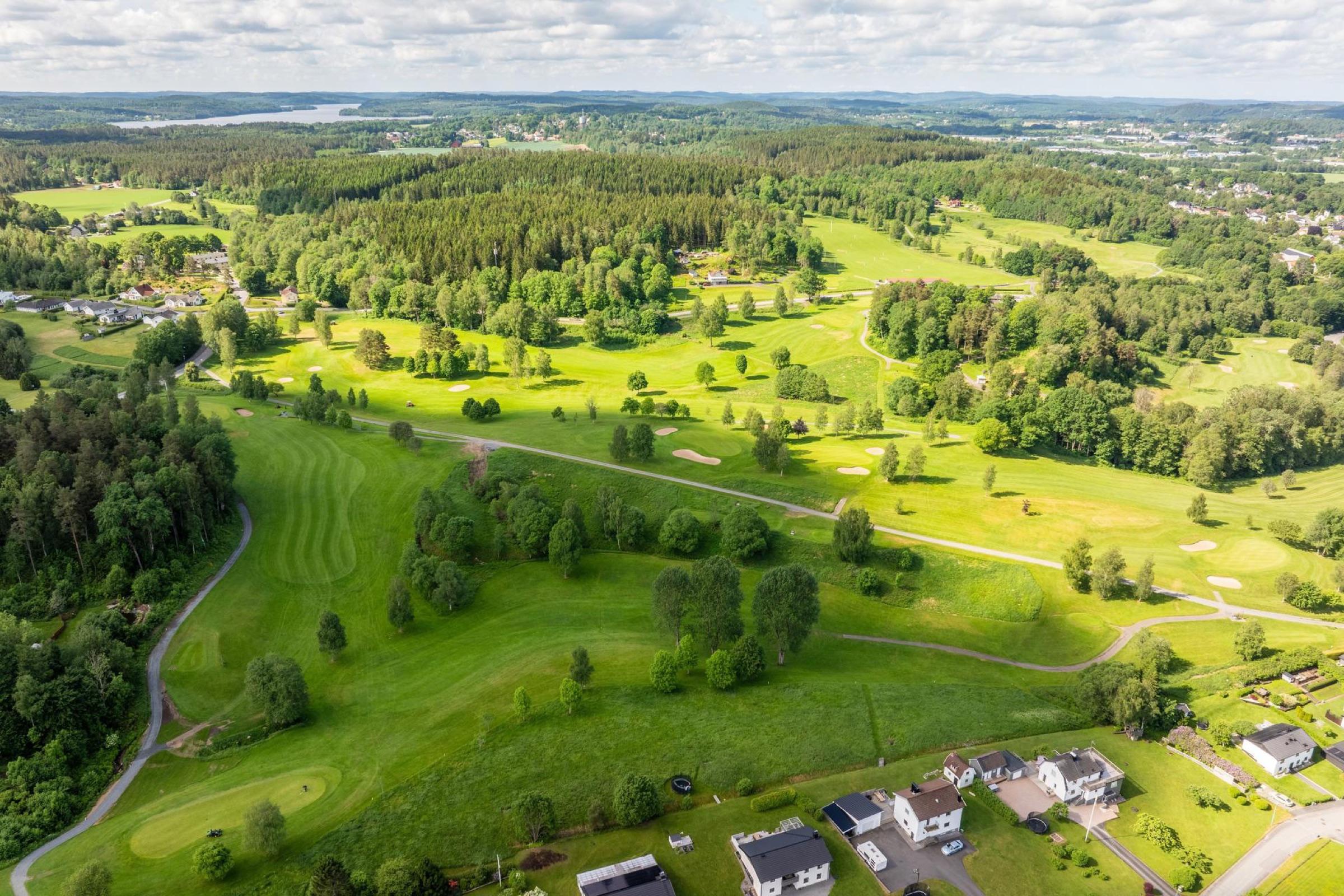 Golfbanan och grönområdena nära tomten