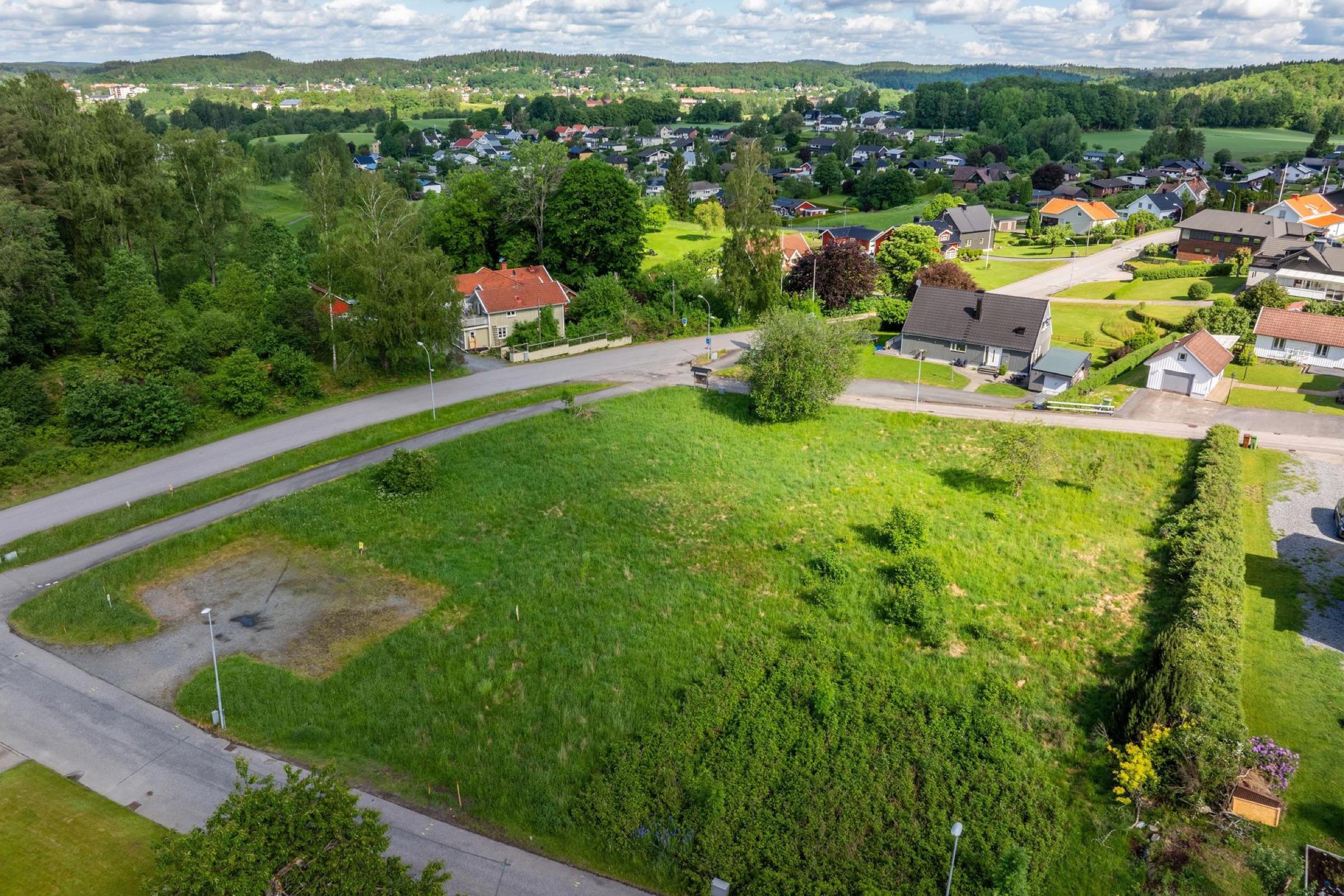 Den öppna, plana tomten på Albacken 3