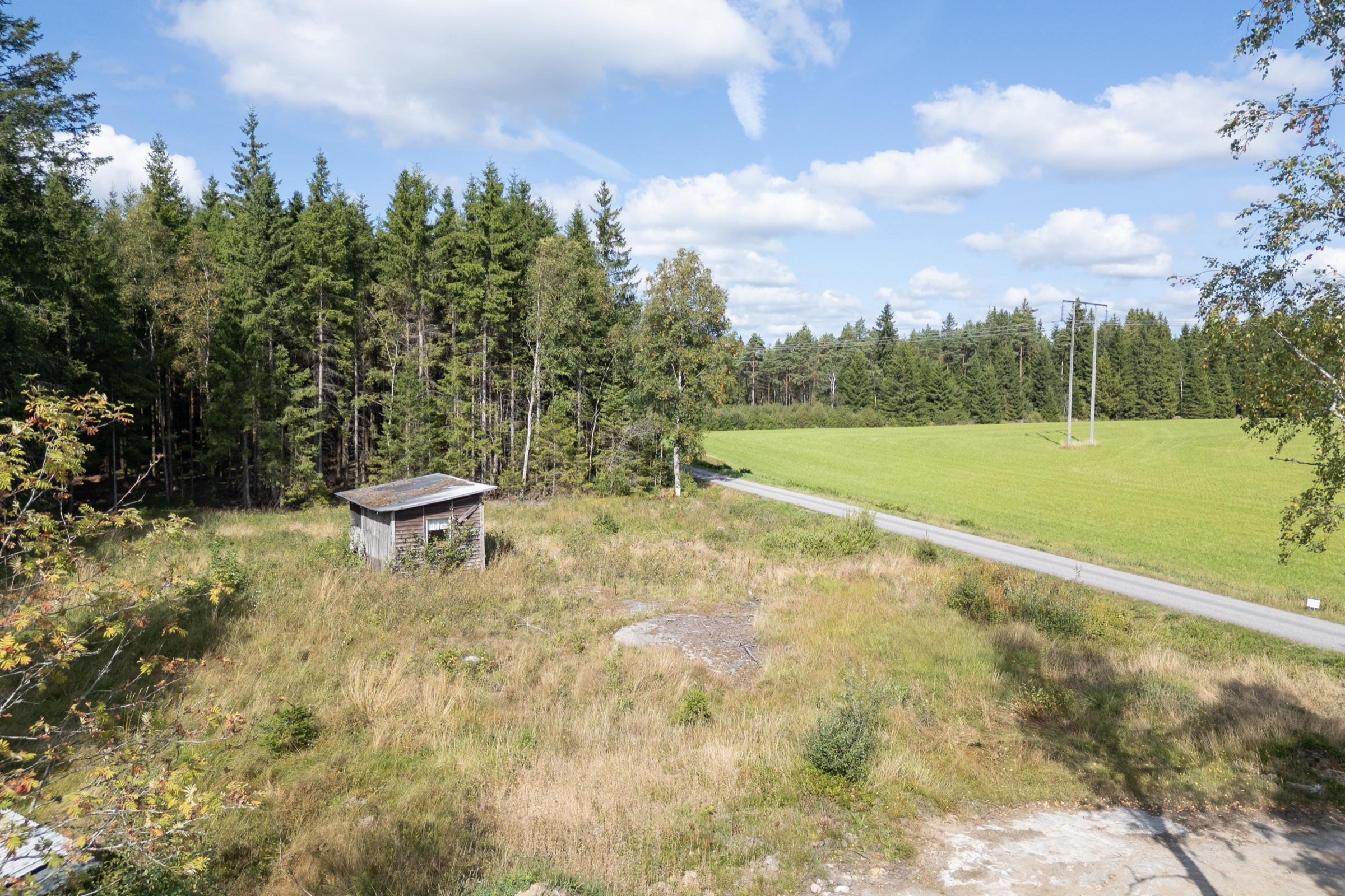 Tomten med utsikt mot åkrarna