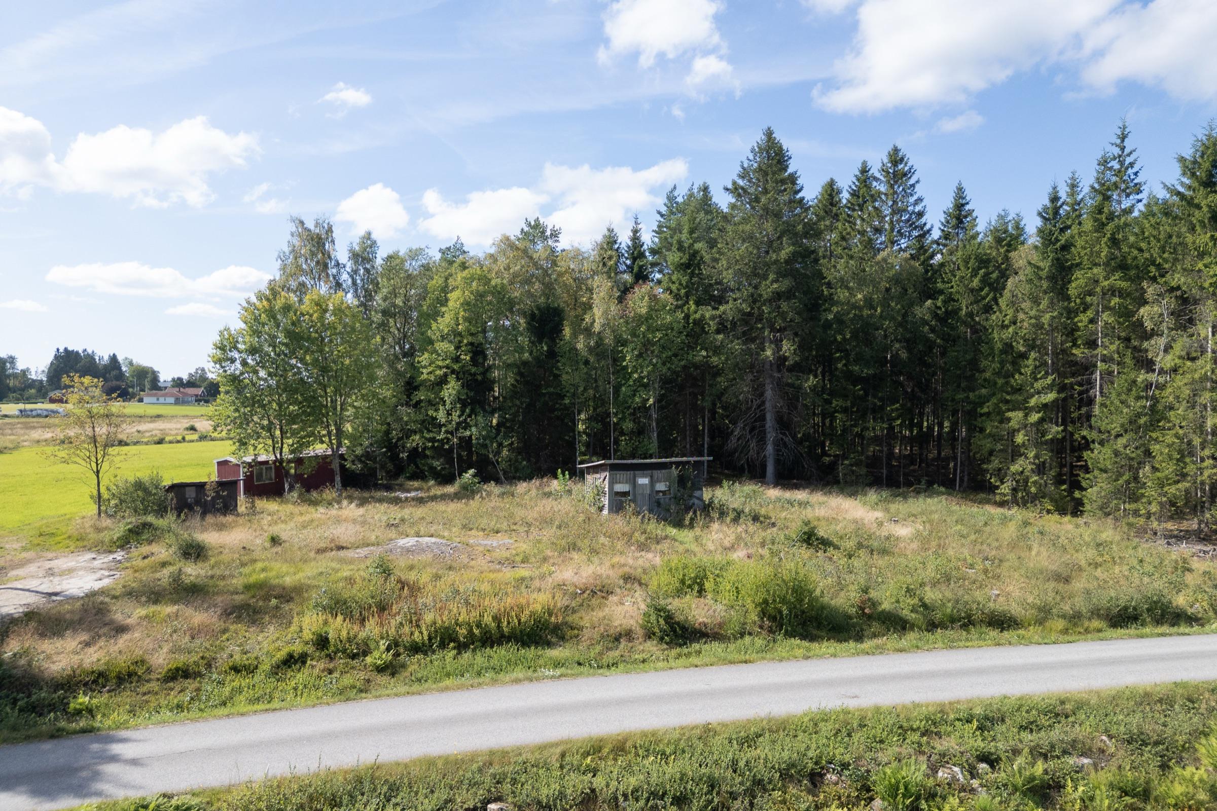Tomten sedd från vägen